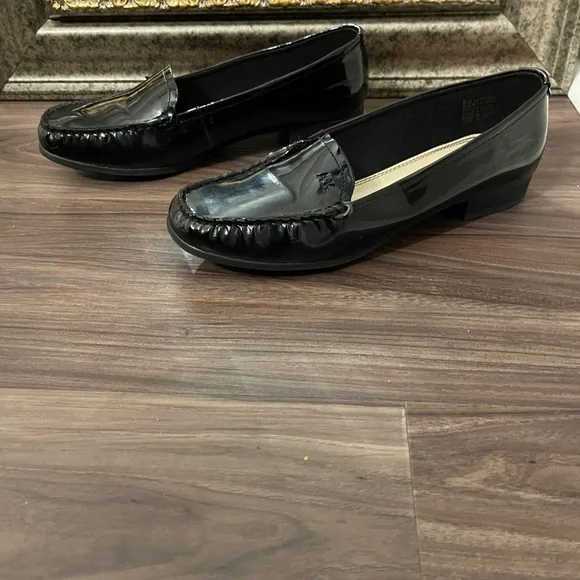 Anne Klein Black Leather Flats Moccasin-Style - Picture 2 of 9